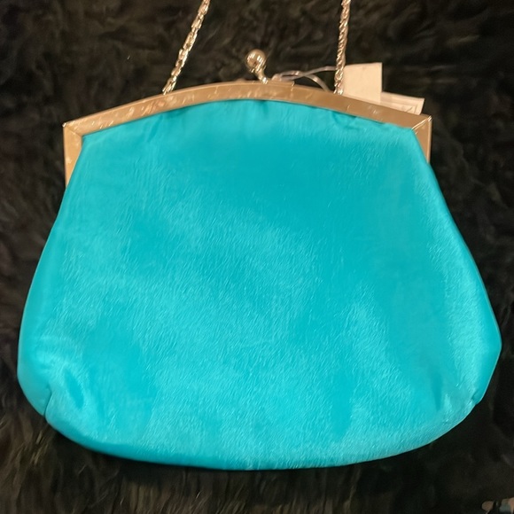 Silky bag with kiss lock closure, chain to wear on shoulder or clutch option. - Picture 2 of 8